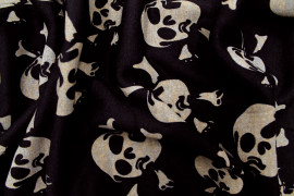 Tissu Molleton Fourré Noir Skulls -Au Mètre