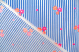 Tissu Popeline Coton Imprimé Rayures Bleues et Fleurs Rose -Au Mètre