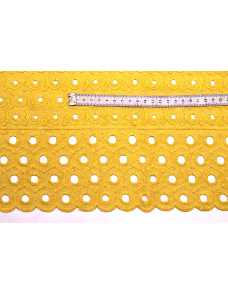 Tissu Broderie Anglaise Fleur Doly Moutarde -Au Mètre