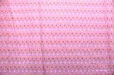 Tissu Popeline Coton Imprimé Fond Rose Étoiles colorées -Au Mètre