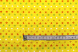 Tissu Popeline Coton Imprimé Fond Jaune Étoiles colorées -Au Mètre