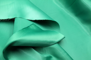 Tissu Satin Soyeux peau de pêche Vert émeraude -Au mètre 2