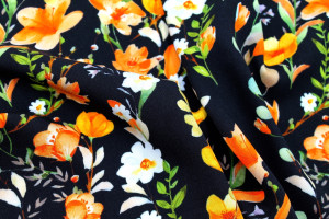 Tissu Gabardine Viscose Imprimé Fleur Violette Noir de Qualité, Tissu au mètre, Tissu pas cher - Alltissus.com 2