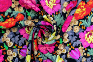 Tissu Gabardine Viscose Imprimé Fleur Rozaly Noir de Qualité, Tissu au mètre, Tissu pas cher - Alltissus.com