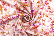 Tissu Gabardine Viscose Imprimé Fleur Cassandra Beige de Qualité, Tissu au mètre, Tissu pas cher - Alltissus.com