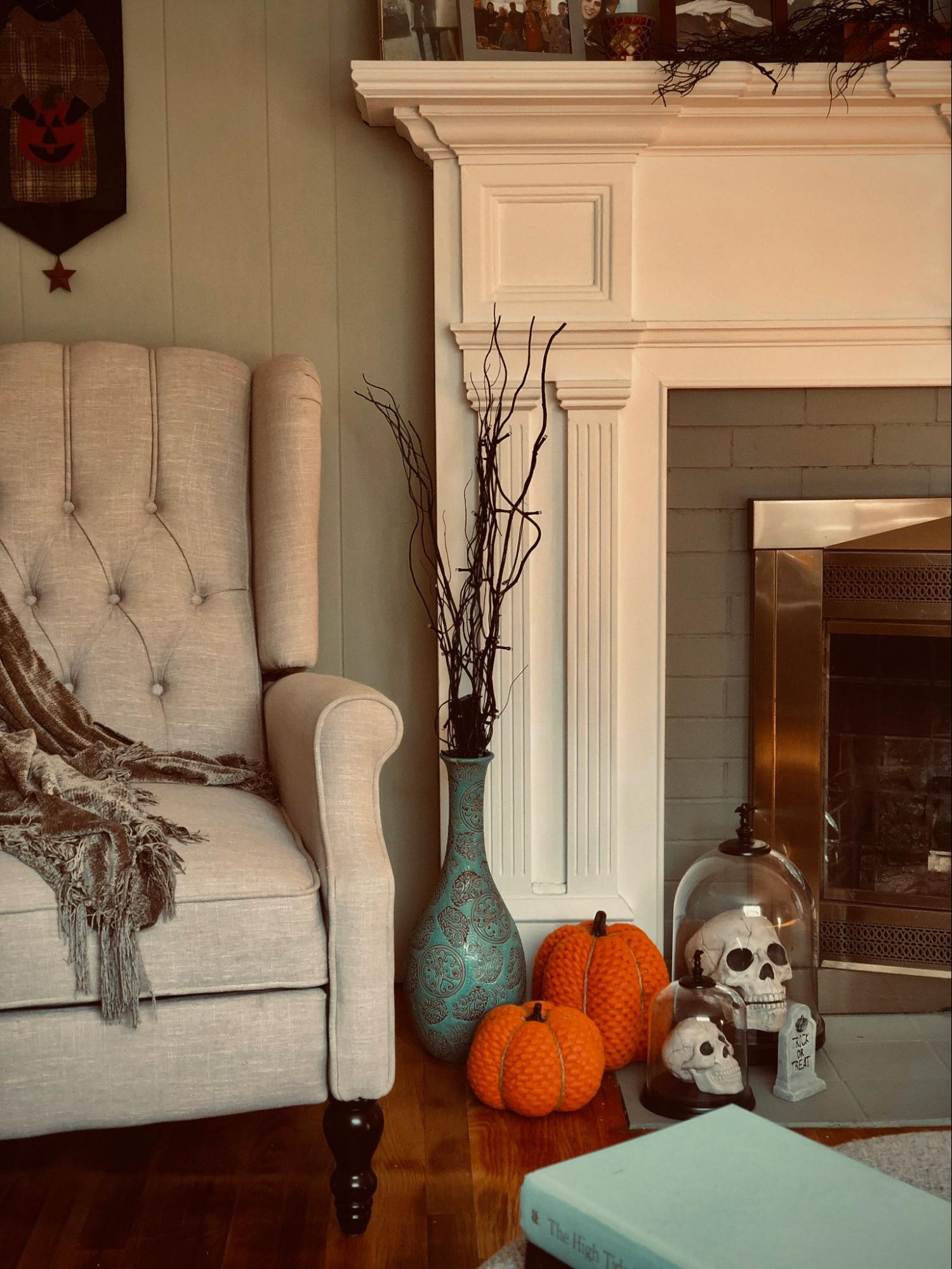 décoration halloween pour l'intérieur, classe et raffinée, avec des citrouilles en tissu, des crânes...