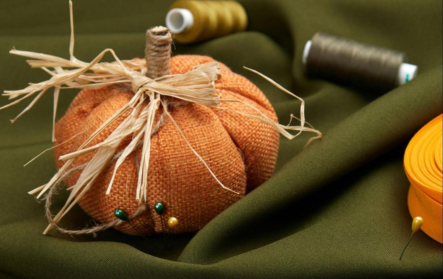 Créez vos citrouilles en tissu : un DIY facile et écologique pour Halloween